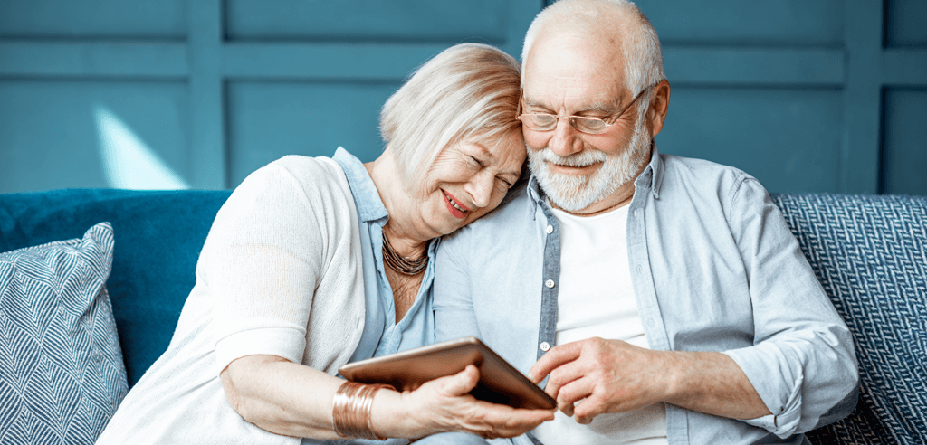 Älteres Seniorenpaar genießt die Vorteile der professionellen Pflege Zuhause
