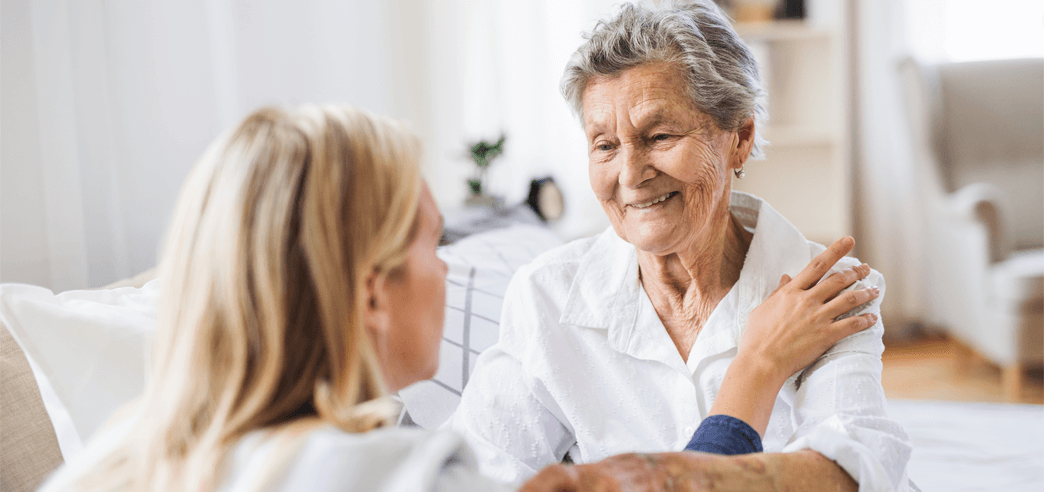 Ältere Senioren genießt die 24-Stunden Betreuung von Spitex Stern