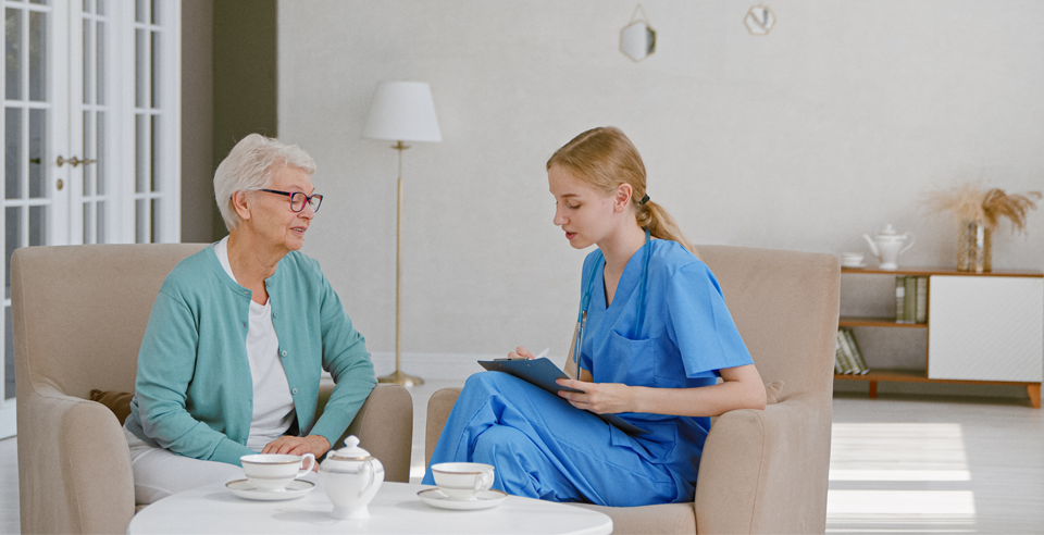 Seniorin genießt die Vorteile der Kurzzeitpflege und der 24 Stunden Betreuung