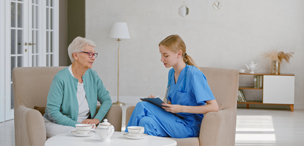 Seniorin genießt die Vorteile der Kurzzeitpflege und der 24 Stunden Betreuung